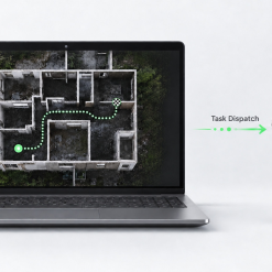 Laptop z planem pomieszczeń i zieloną trasą obok skanera X1; strzałka obrazuje przesłanie zadania.